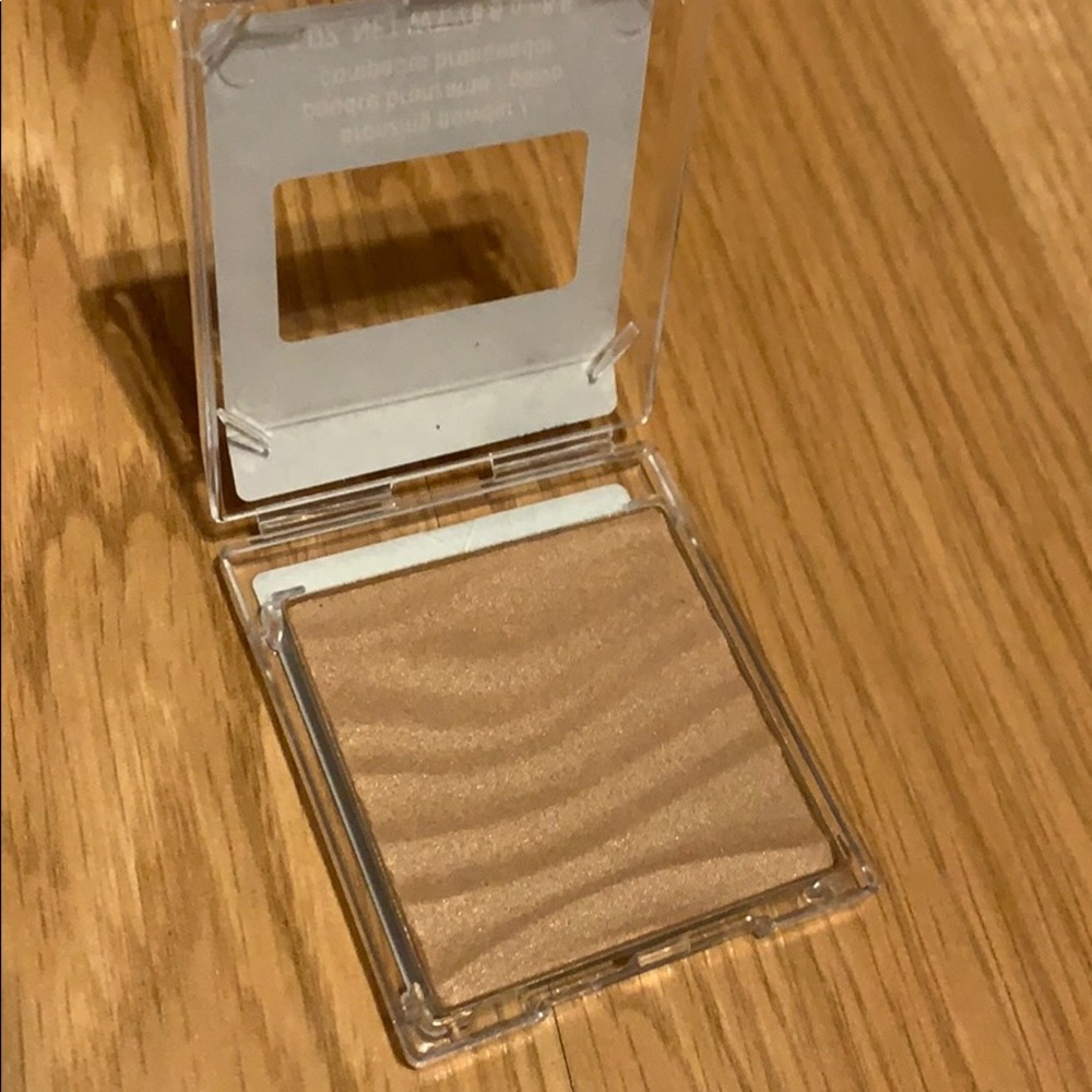 Mary Kay Bronzing powder in light medium